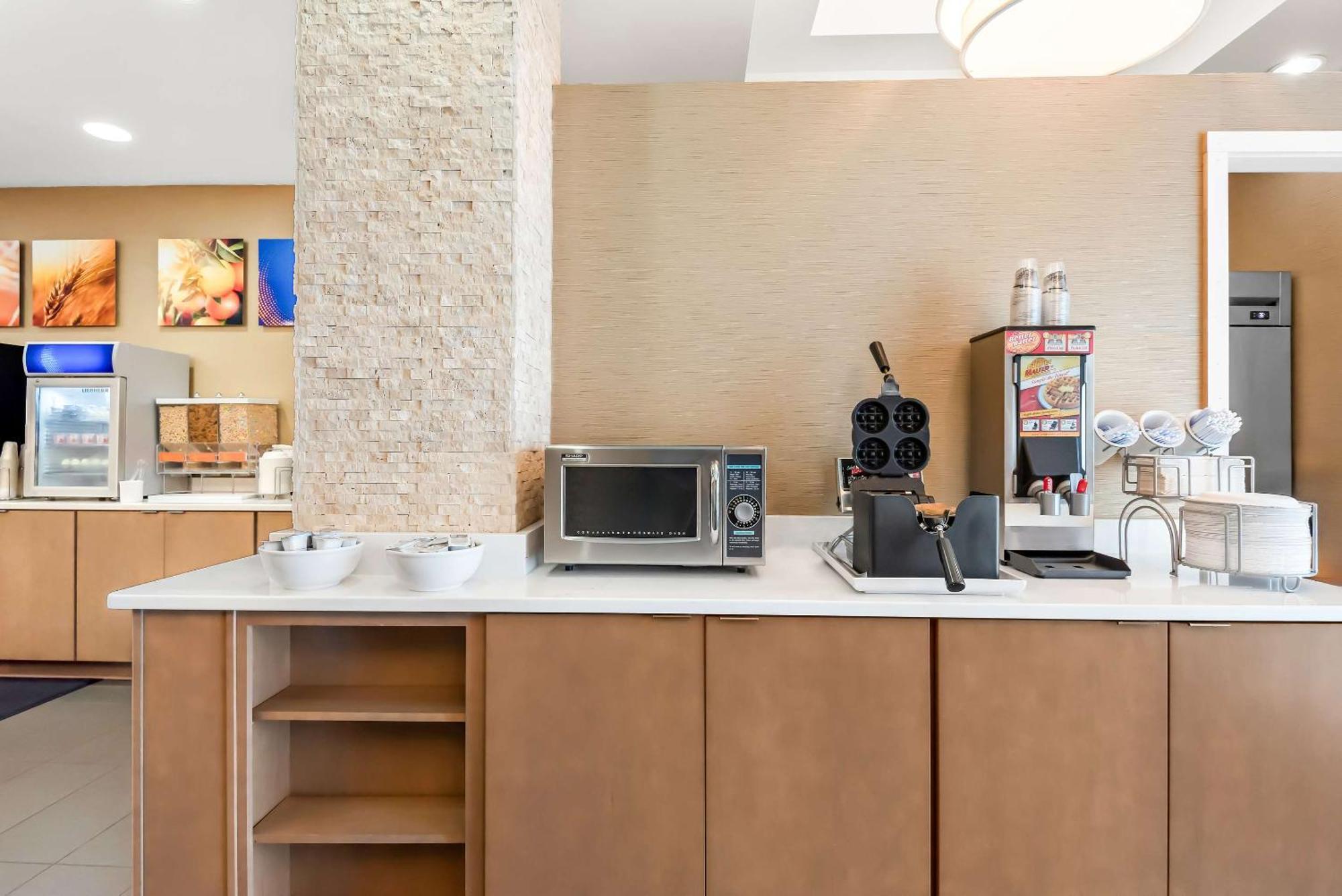 Comfort Suites New Orleans East Екстериор снимка